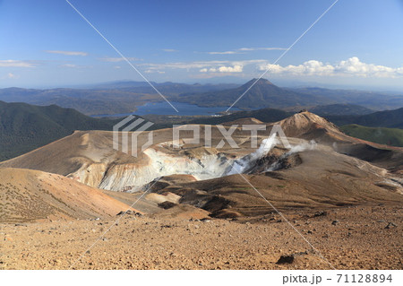雌阿寒岳から阿寒湖の絶景大パノラマ 71128894