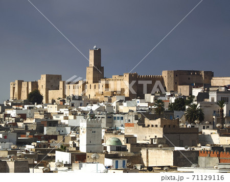 チュニジア スース リバトからの旧市街・カスバ眺望 Medina, Sousse, Tunisia チュニジア スース リバトからの旧市街・カスバ眺望 Medina, Sousse, Tunisia 71129116