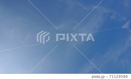 青空に飛行機雲一直線 71129580