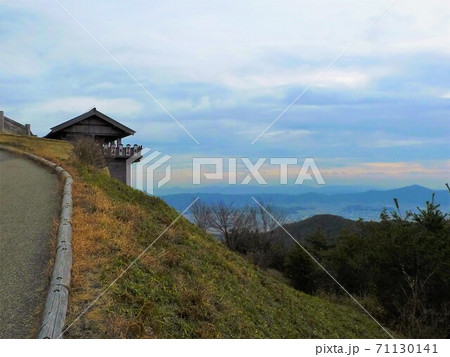 暮れ行く空と山並みを背景に鬼城山に建つ鬼の城遠景の写真素材