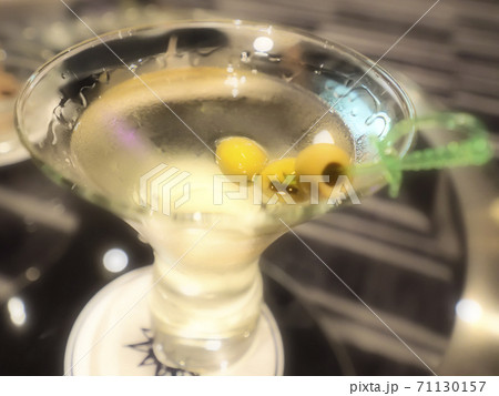 大型クルーズ船のラウンジバーとカクテル 71130157