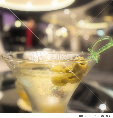 大型クルーズ船のラウンジバーとカクテル 大型クルーズ船のラウンジバーとカクテル 71130163