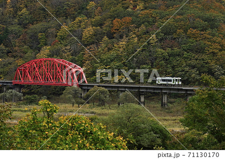 紅葉の北上線 71130170