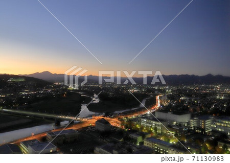 <群馬県>高崎市庁舎展望ロビーからの夕景 <群馬県>高崎市庁舎展望ロビーからの夕景 71130983