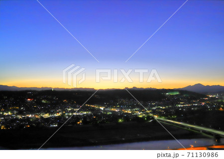 <群馬県>高崎市庁舎展望ロビーからの夕景 <群馬県>高崎市庁舎展望ロビーからの夕景 71130986