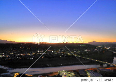 <群馬県>高崎市庁舎展望ロビーからの夕景 <群馬県>高崎市庁舎展望ロビーからの夕景 71130987