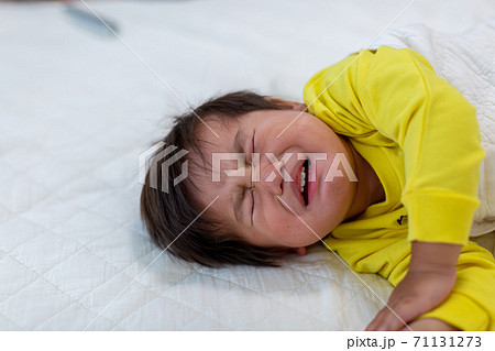 幼児の寝顔　寝ぐずり　男児　ボケ 71131273