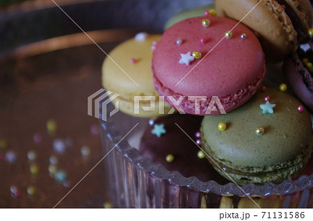 カラフル山盛りマカロン カラフル山盛りマカロン 71131586