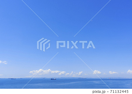 海ほたるからの眺め　青い空と海 71132445
