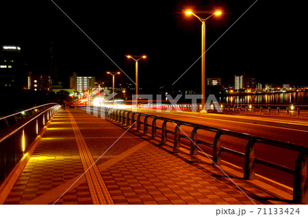 欄干をライトアップされた宍道大橋の歩道から見る宍道湖南岸の夜景 … 島根県 松江市 欄干をライトアップされた宍道大橋の歩道から見る宍道湖南岸の夜景 … 島根県 松江市 71133424