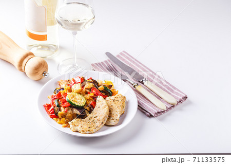 Grilled vegetables and fried chicken breast 71133575