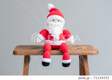 腰掛けるサンタクロースの編みぐるみ 71134555