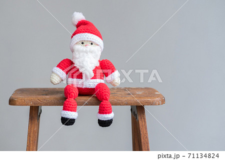 腰掛けるサンタクロースの編みぐるみ 71134824