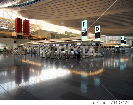 羽田空港第三ターミナル出発ロビー 71138526