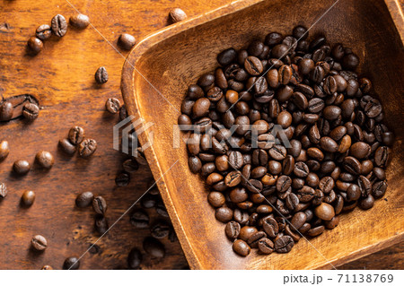 Roasted coffee beans in wooden bowl 71138769