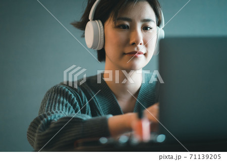 インドア女性 インドア女性 71139205