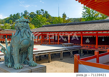 安芸の宮島 厳島神社 東廻廊と狛犬 安芸の宮島 厳島神社 東廻廊と狛犬 71139421