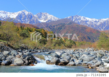 白馬の秋 冠雪した白馬三山と三段染めの紅葉 白馬の秋 冠雪した白馬三山と三段染めの紅葉 71141095