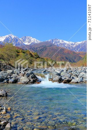 白馬の秋 冠雪した白馬三山と三段染めの紅葉 白馬の秋 冠雪した白馬三山と三段染めの紅葉 71141097