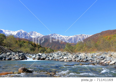 白馬の秋　冠雪した白馬三山と三段染めの紅葉 71141169