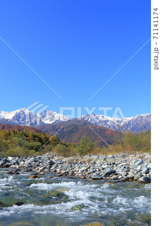 白馬の秋　冠雪した白馬三山と三段染めの紅葉 71141174