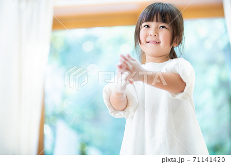 手を洗う女の子 手を洗う女の子 71141420