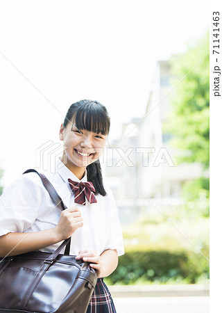女子中学生 女子高生 ポートレート カメラ目線 女子中学生 女子高生 ポートレート カメラ目線 71141463