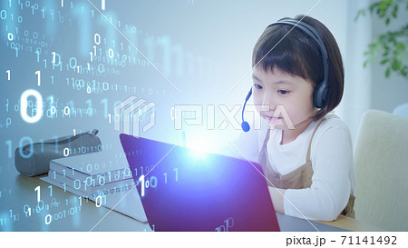 オンライン授業を受ける女の子　デジタルトランスフォーメーション  71141492