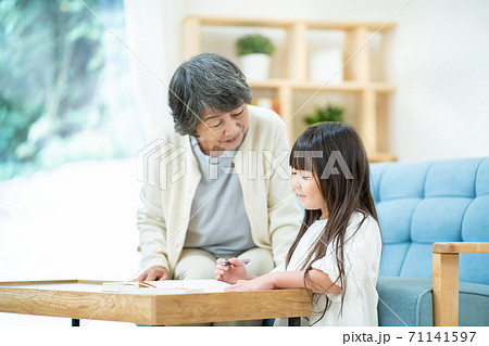 孫と遊ぶおばあちゃん 71141597