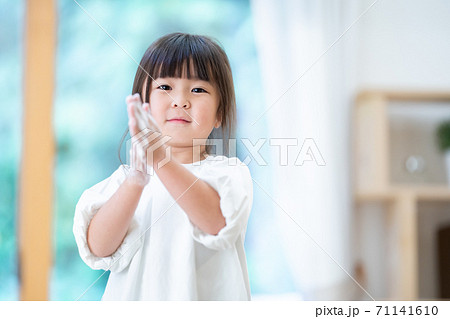 手を洗う女の子 除菌 手を洗う女の子 除菌 71141610