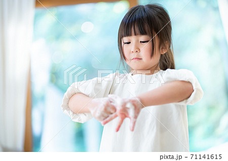 手を洗う女の子 手を洗う女の子 71141615