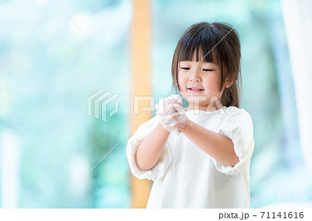 手を洗う女の子 71141616