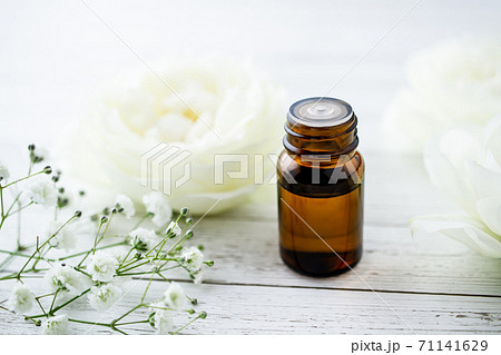 アロマオイルと白い花 アロマセラピーイメージ素材の写真素材