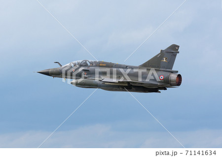 フランス空軍戦闘機ミラージュ2000N水平飛行 71141634