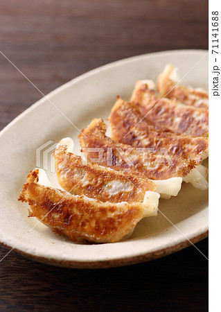 焼き餃子のアップ 71141688