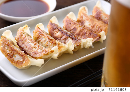 餃子とビール 餃子とビール 71141693
