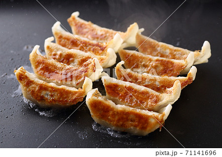 鉄板餃子 71141696