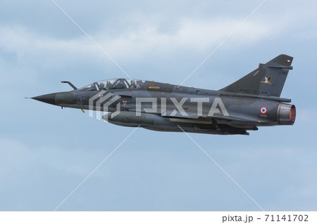 フランス空軍戦闘機ミラージュ2000N水平飛行 71141702