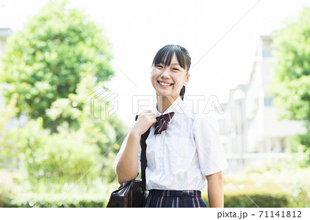 女子中学生　女子高生　ポートレート　カメラ目線 71141812