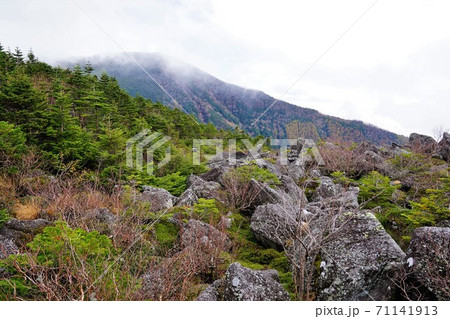 霧のかかる編笠山 71141913