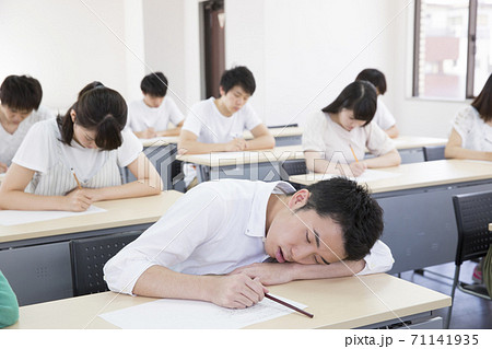 居眠りをする男子学生 居眠りをする男子学生 71141935