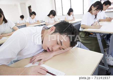 居眠りをする男子学生 居眠りをする男子学生 71141937
