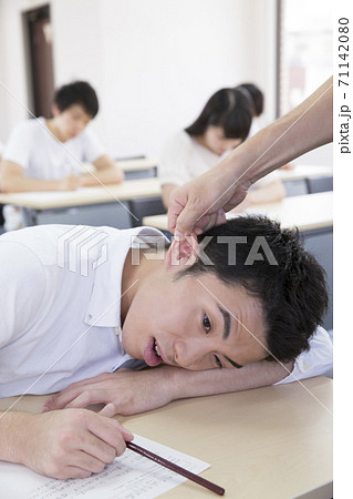 居眠りをする男子学生 居眠りをする男子学生 71142080