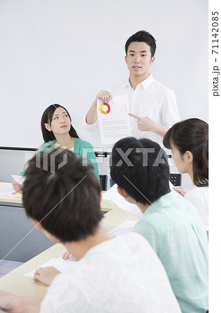 グループディスカッションする学生 71142085