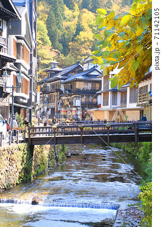 秋の銀山温泉（山形県・尾花沢市） 71142105