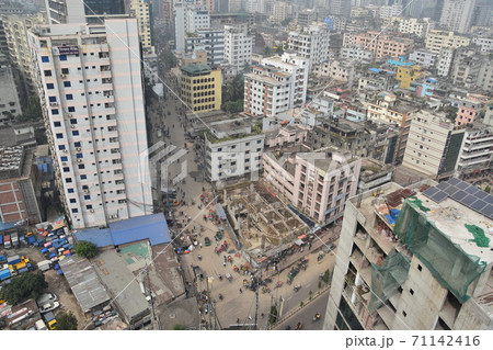 バングラデシュのダッカ　発展途上の街並み　近代的なビルや建設中の建物　交通量の多い道路 71142416