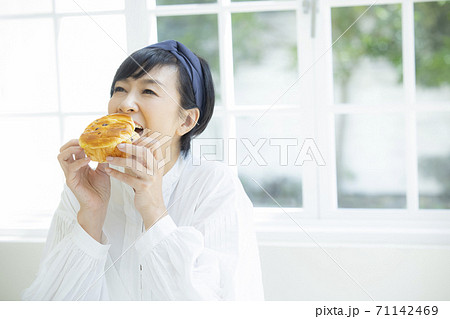 パンを食べるミドル女性 71142469