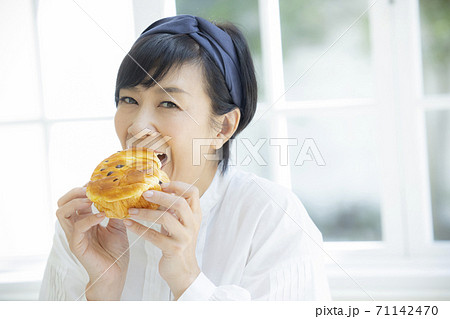 パンを食べるミドル女性 71142470