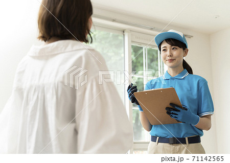 見積もりを出す女性引っ越しスタッフ 見積もりを出す女性引っ越しスタッフ 71142565