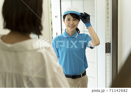 玄関に立つ女性引っ越しスタッフ 玄関に立つ女性引っ越しスタッフ 71142682